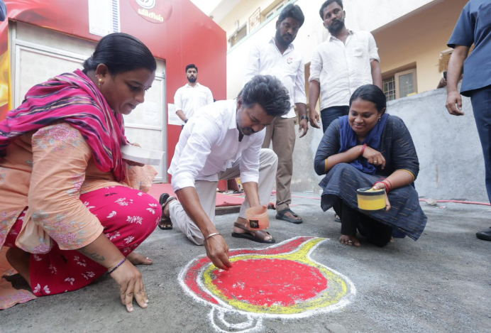 తమిళ పాలిటిక్స్‌లో కొత్త ట్రెండ్..ముగ్గులతో ఓట్లు వేయించుకుంటారా?